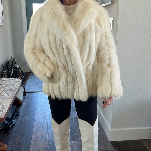 Selling a Saga Fox fur coat in perfect condition. Only worn once! - Picture 3 of 5